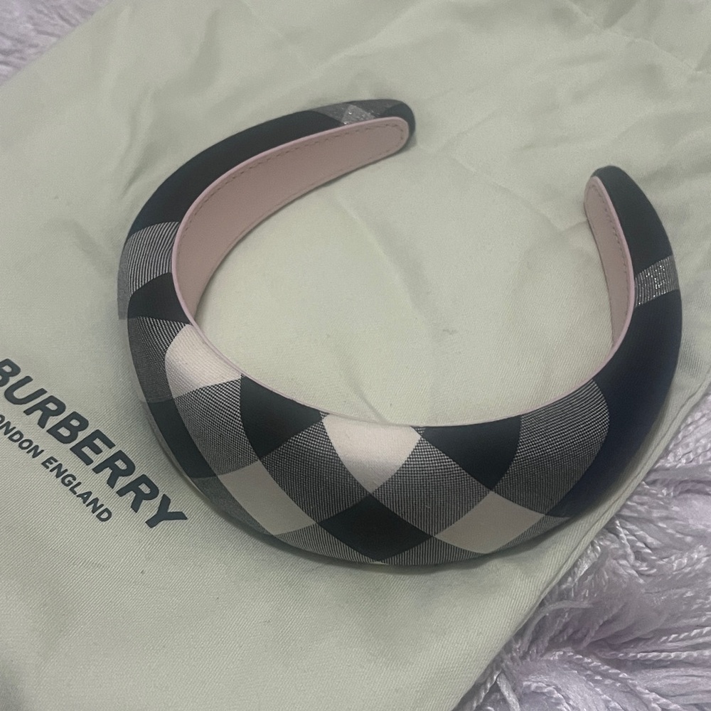 BURBERRY headband.